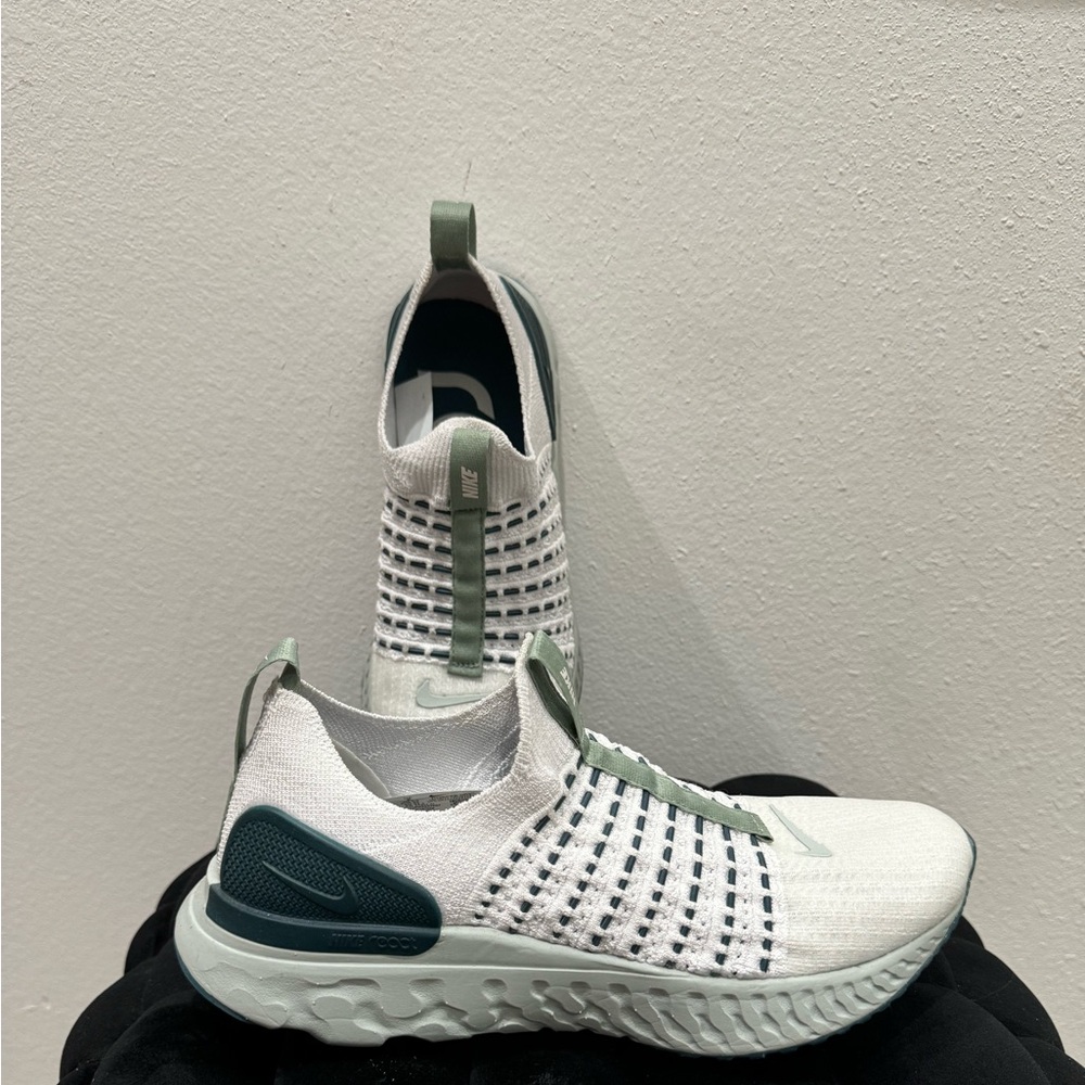 MOVING SALE - Nike Phantom Run Flyknit 2 Platinum Tint/Light Silver